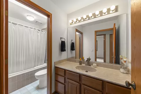 Bath - 1161 Wakefield Ln, Bartlett, IL 60103 photo 2 of 2