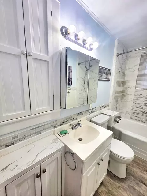 Bath - 1502 N Walnut St, Olney, IL 62450 photo 8 of 12