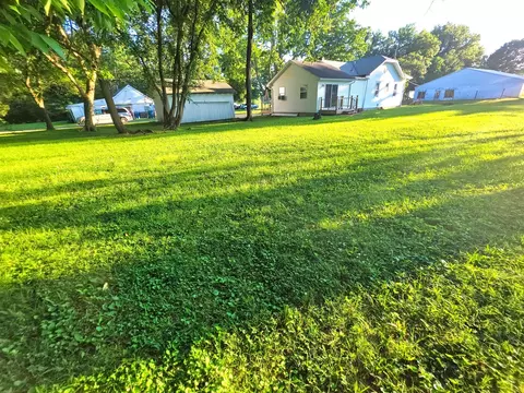 Exterior - 1502 N Walnut St, Olney, IL 62450 photo 2 of 12