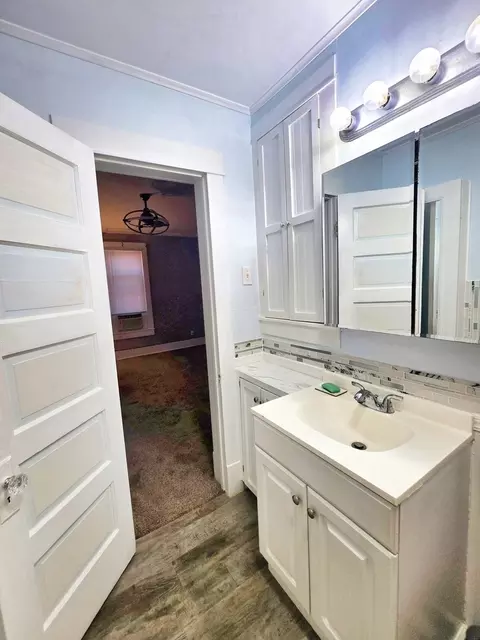 Bath - 1502 N Walnut St, Olney, IL 62450 photo 12 of 12