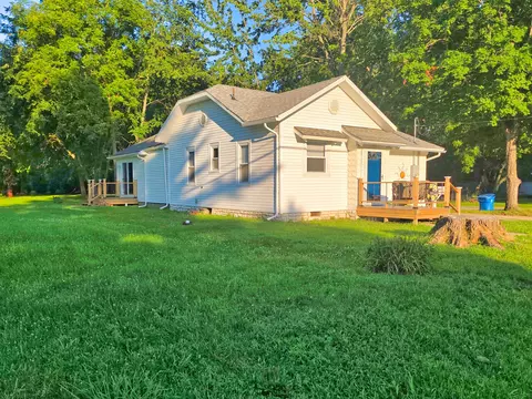 Exterior - 1502 N Walnut St, Olney, IL 62450 photo 5 of 12