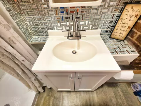 Bath - 1502 N Walnut St, Olney, IL 62450 photo 5 of 12