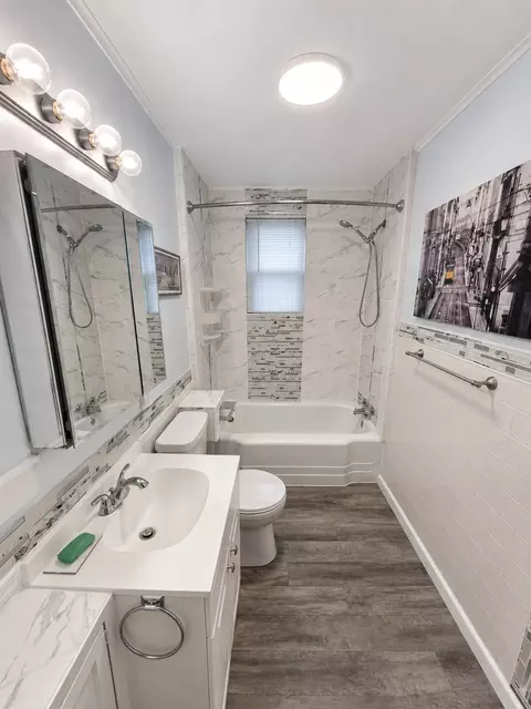 Bath - 1502 N Walnut St, Olney, IL 62450 photo 2 of 12