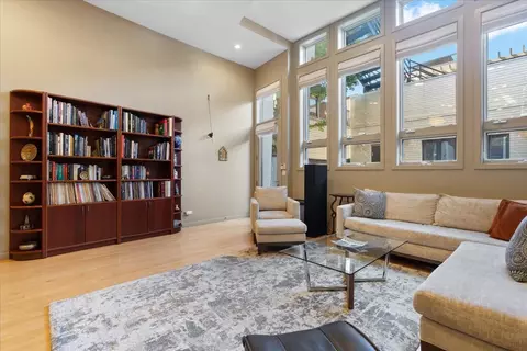 Living - 930 W Wolfram St, Chicago, IL 60657 photo 3 of 6