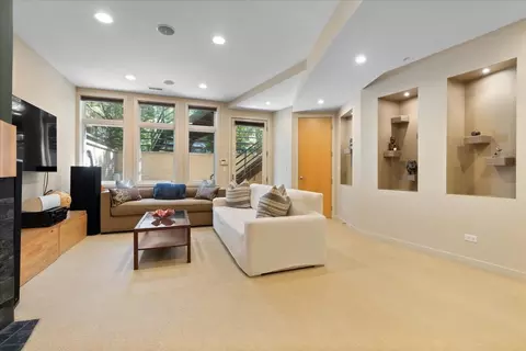 Living - 930 W Wolfram St, Chicago, IL 60657 photo 5 of 6