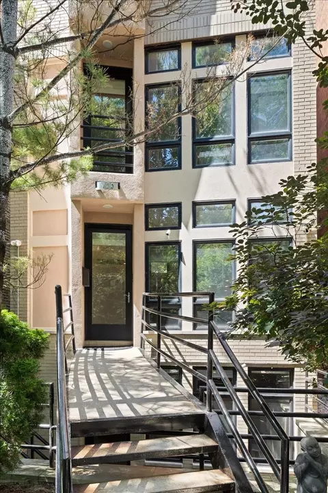 Exterior - 930 W Wolfram St, Chicago, IL 60657 photo 3 of 12