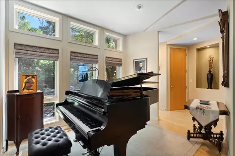 Entry Way - 930 W Wolfram St, Chicago, IL 60657 photo 2 of 5