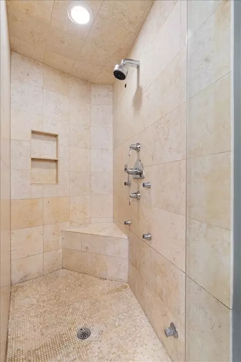 Bath - 930 W Wolfram St, Chicago, IL 60657 photo 4 of 8