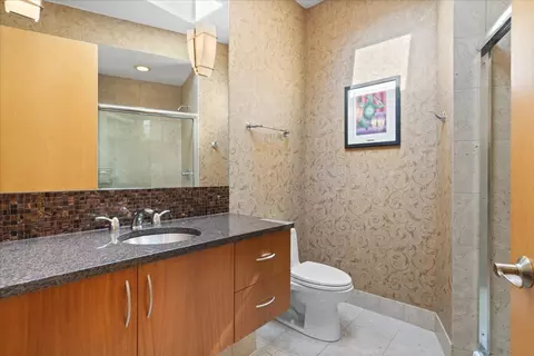 Bath - 930 W Wolfram St, Chicago, IL 60657 photo 6 of 8