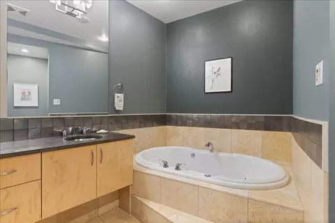Bath - 930 W Wolfram St, Chicago, IL 60657 photo 3 of 8