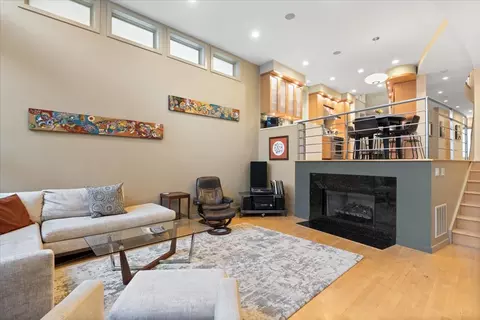 Living - 930 W Wolfram St, Chicago, IL 60657 photo 4 of 6