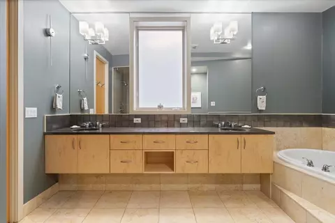 Bath - 930 W Wolfram St, Chicago, IL 60657 photo 2 of 8