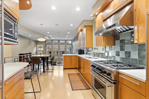 Kitchen - 930 W Wolfram St, Chicago, IL 60657 photo 3 of 5