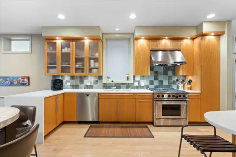 Kitchen - 930 W Wolfram St, Chicago, IL 60657 photo 2 of 5