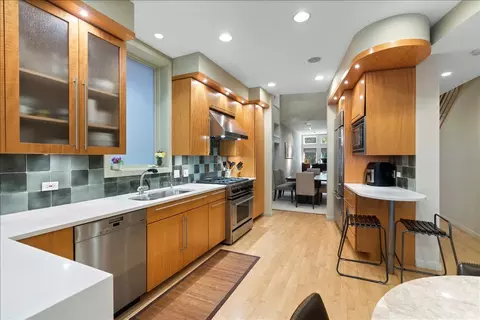 Kitchen - 930 W Wolfram St, Chicago, IL 60657 photo 4 of 5