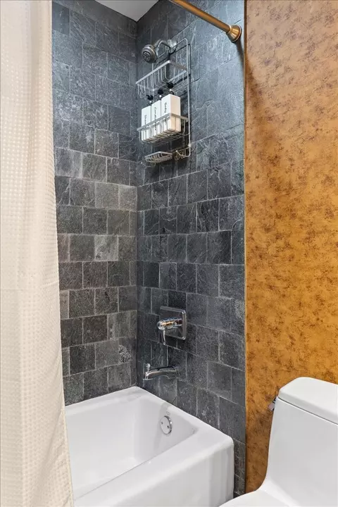 Bath - 930 W Wolfram St, Chicago, IL 60657 photo 8 of 8
