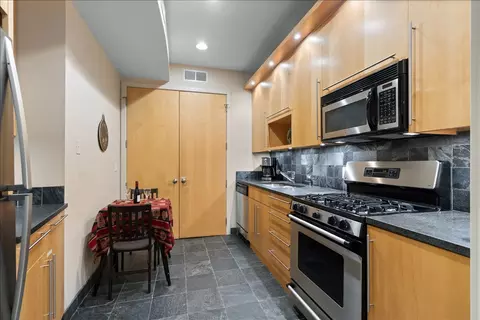 Kitchen - 930 W Wolfram St, Chicago, IL 60657 photo 5 of 5