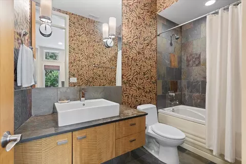 Bath - 930 W Wolfram St, Chicago, IL 60657 photo 5 of 8