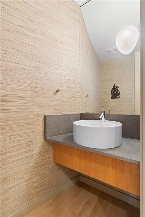 Bath - 930 W Wolfram St, Chicago, IL 60657 photo 1 of 8