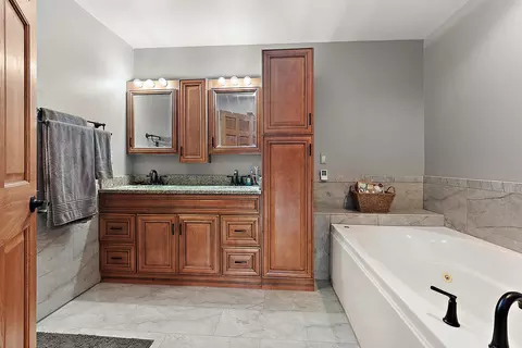 Bath - 5205 Deerfield Dr, Morris, IL 60450 photo 2 of 5