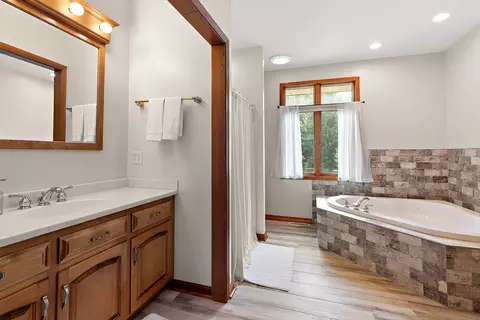 Bath - 8726 E Goodfarm Rd, Gardner, IL 60424 photo 2 of 4