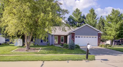 302 Pinehurst Dr, Eldridge, IA 52748