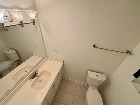Bath - 1450 Sturbridge Ct, Hoffman Estates, IL 60192 photo 2 of 2
