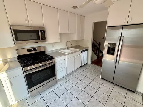 Kitchen - 1450 Sturbridge Ct, Hoffman Estates, IL 60192 photo 3 of 6