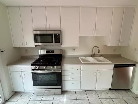 Kitchen - 1450 Sturbridge Ct, Hoffman Estates, IL 60192 photo 4 of 6