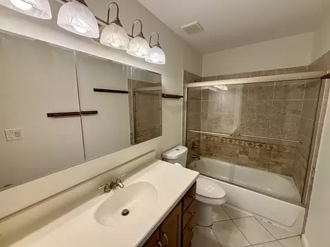 Bath - 1450 Sturbridge Ct, Hoffman Estates, IL 60192 photo 1 of 2