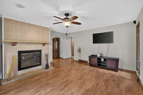 Living - 14309 K B Rd, Capron, IL 61012 photo 3 of 7
