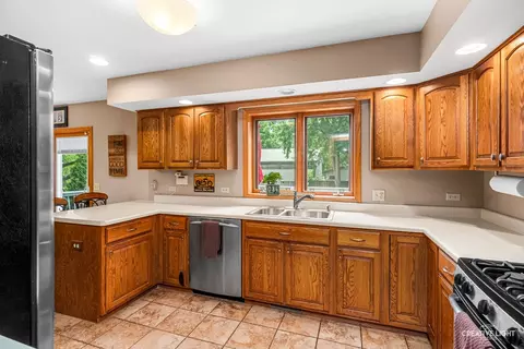 37 W907 Bowes Rd, Elgin, IL 60124 photo 8