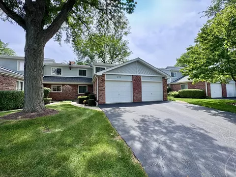 221 W Golfview Ter, Palatine, IL 60067