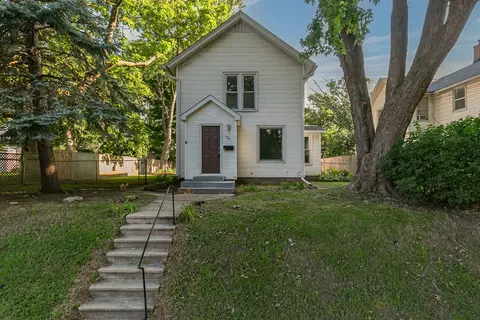 810 W 14th St, Davenport, IA 52804
