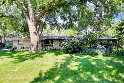 6370 Pontiac Dr, Indian Head Park, IL 60525