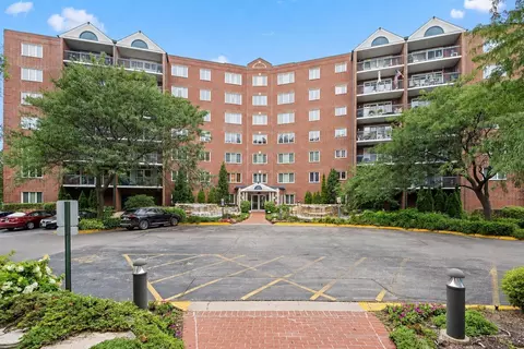 8560 W Foster Ave #202, Norridge, IL 60706