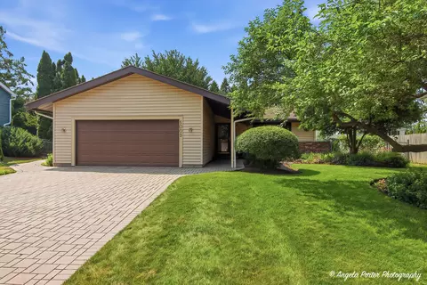 5009 Sandburg Dr, Mchenry, IL 60050