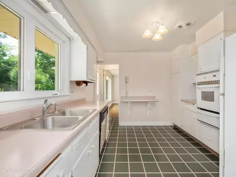 Kitchen - 16 W055 63rd St, Willowbrook, IL 60527 photo 2 of 2