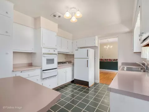 Kitchen - 16 W055 63rd St, Willowbrook, IL 60527 photo 1 of 2