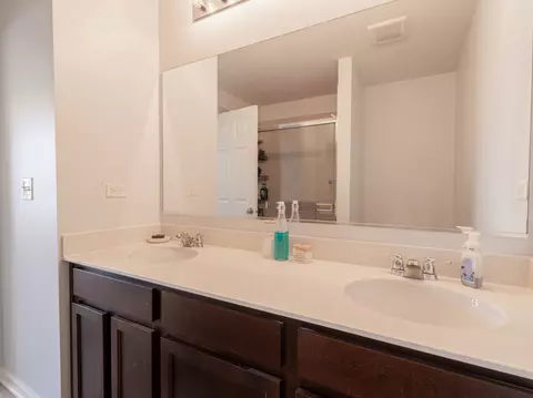 Bath - 1004 Daniel St, Plano, IL 60545 photo 2 of 6