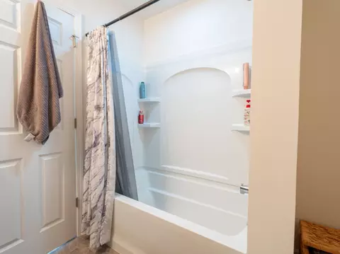 Bath - 1004 Daniel St, Plano, IL 60545 photo 6 of 6