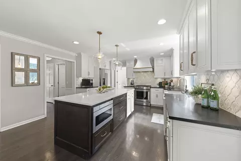 Kitchen - 2265 River Woods Dr, Naperville, IL 60565 photo 3 of 5