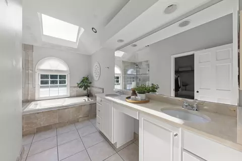 Bath - 2265 River Woods Dr, Naperville, IL 60565 photo 2 of 6