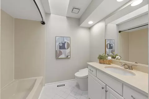 Bath - 2265 River Woods Dr, Naperville, IL 60565 photo 5 of 6