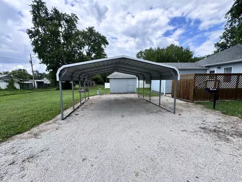 Exterior - 450 Bicknell, Centralia, IL 62801 photo 6 of 12