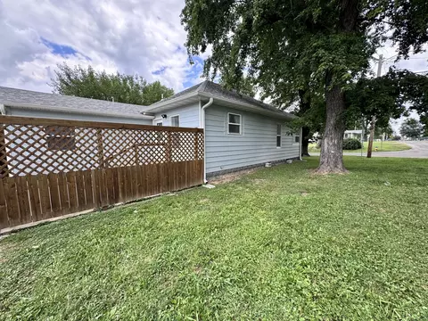 Exterior - 450 Bicknell, Centralia, IL 62801 photo 7 of 12