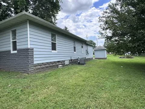 Exterior - 450 Bicknell, Centralia, IL 62801 photo 8 of 12