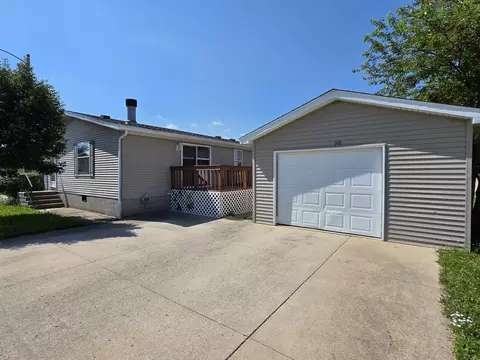 105 Champion Dr, Chenoa, IL 61726 photo 2