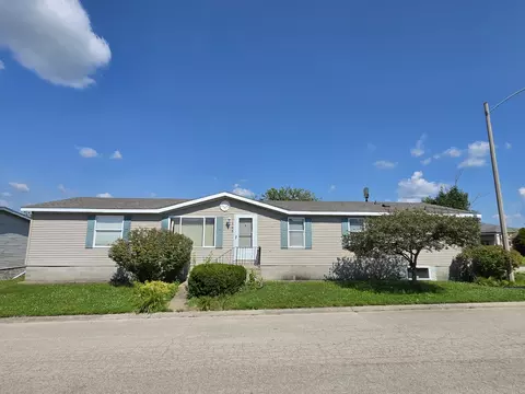 105 Champion Dr, Chenoa, IL 61726 photo 1