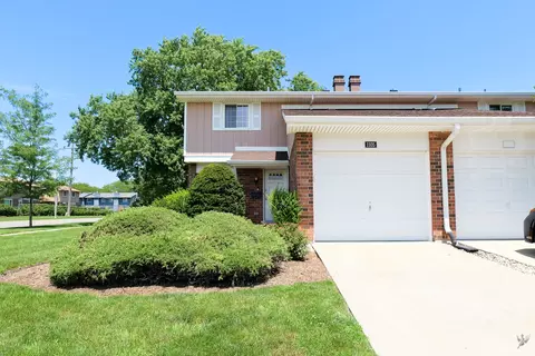 1105 Rhodes Ct, Wheaton, IL 60189